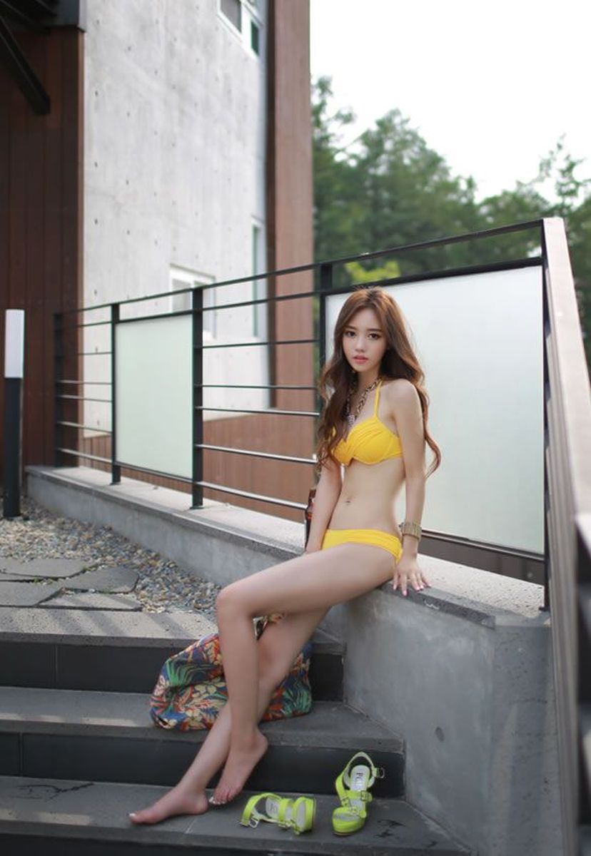 韩国人气模特孙允珠沙滩比基尼牛仔长裤极品身材最美写真