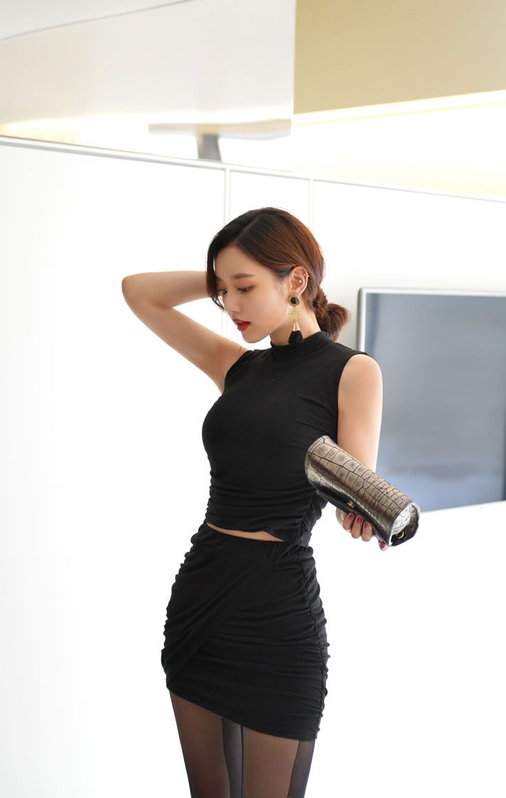 韩国性感女神孙允珠黑丝美腿超短裙小清新长发飘飘街拍