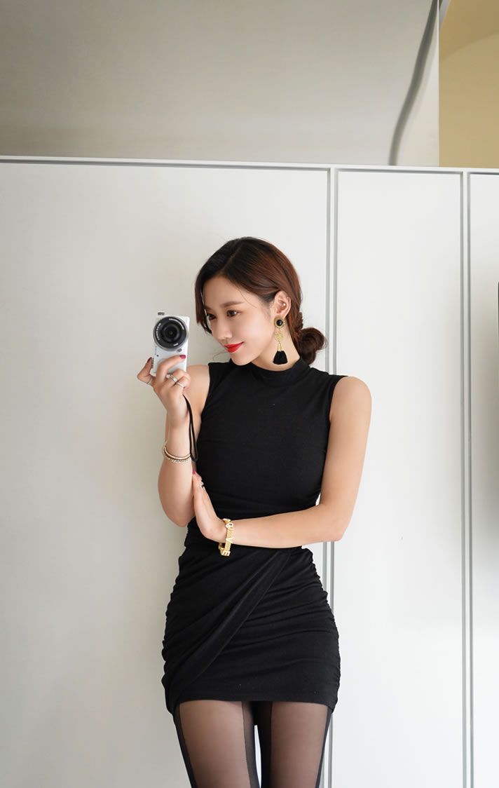 韩国性感女神孙允珠黑丝美腿超短裙小清新长发飘飘街拍