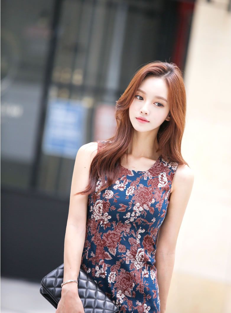 韩国性感女神孙允珠黑丝美腿超短裙小清新长发飘飘街拍