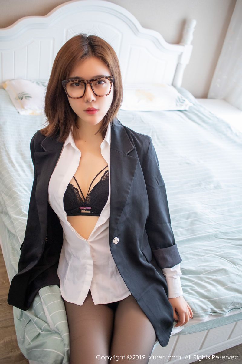 秀人网性感美女老师Yomi悠蜜黑丝美腿内衣诱惑高清写真