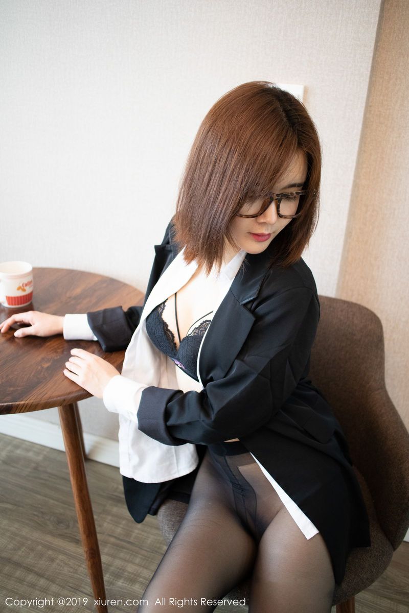 秀人网性感美女老师Yomi悠蜜黑丝美腿内衣诱惑高清写真