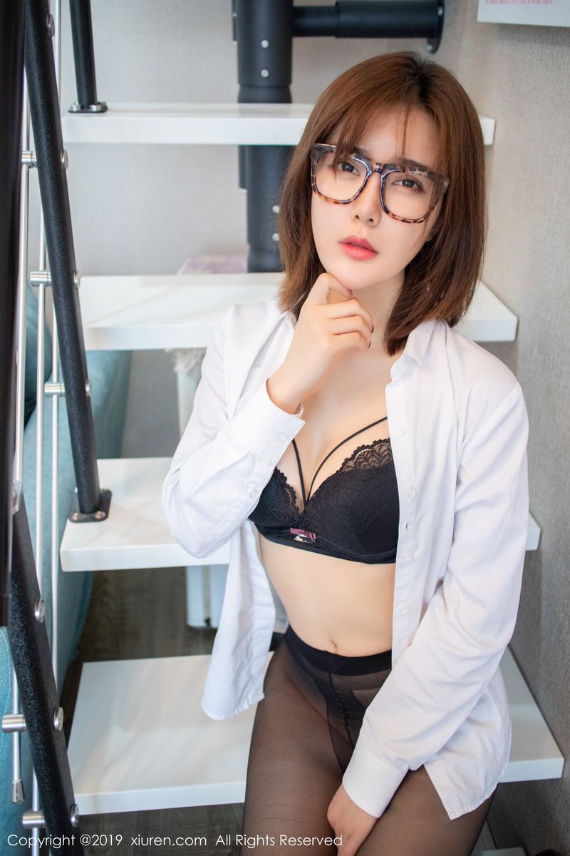 秀人网性感美女老师Yomi悠蜜黑丝美腿内衣诱惑高清写真