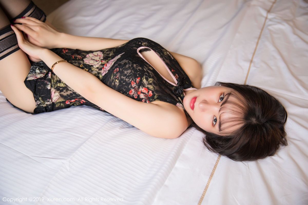 秀人网性感女神周于希Sandy黑丝美腿情趣内衣诱惑浪漫写真