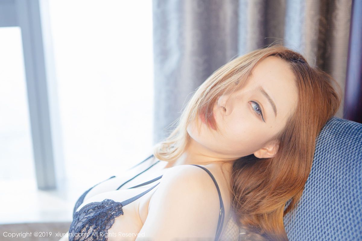 秀人网美女模特瑶啊摇的瑶黑丝美腿白皙翘臀内衣诱惑美图