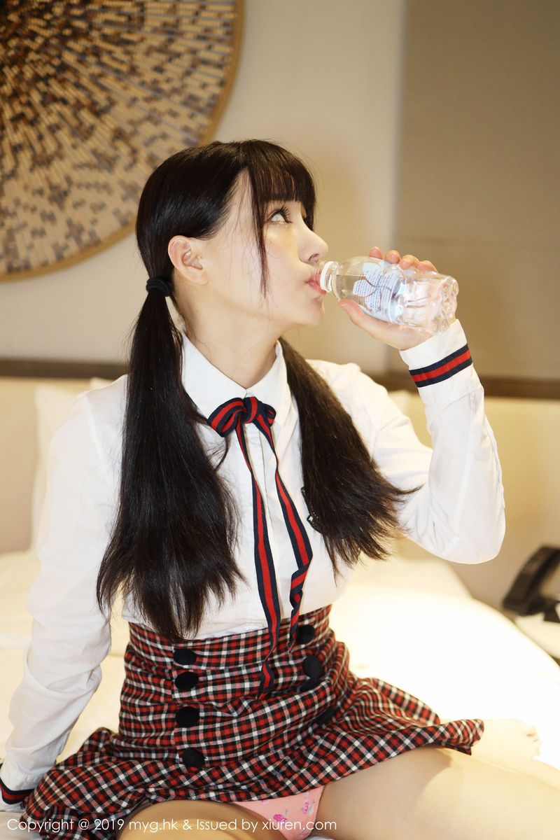 美媛馆性感美女Barbie可儿学生装制服爆乳诱惑放学剧情写真