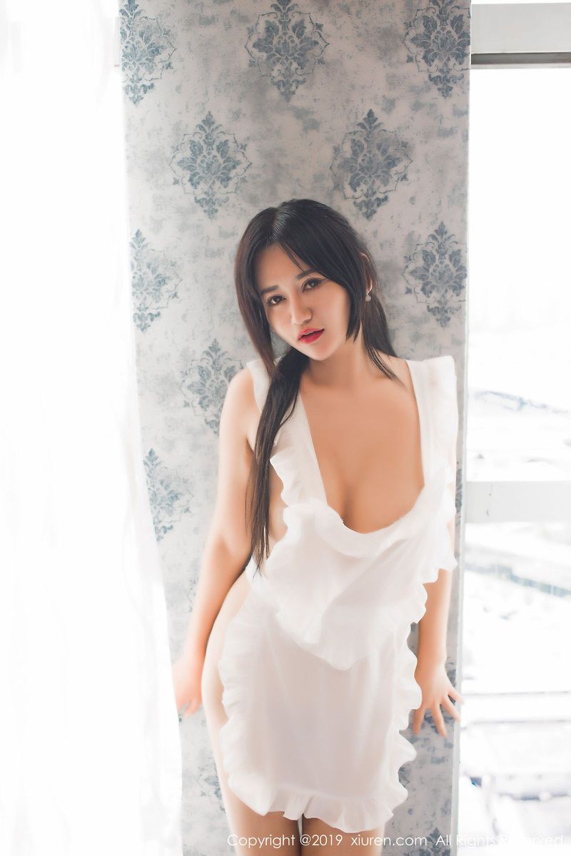 秀人网新人嫩模香滋白色女仆装开胸死库水性感第一弹写真