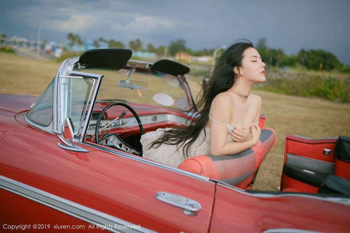 秀人网翘臀女神Manuela玛鲁娜白皙爆乳复古车外拍心愿写真