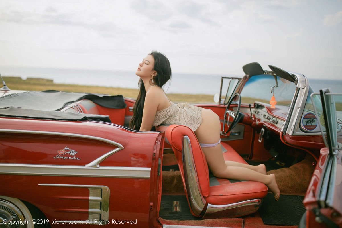 秀人网翘臀女神Manuela玛鲁娜白皙爆乳复古车外拍心愿写真