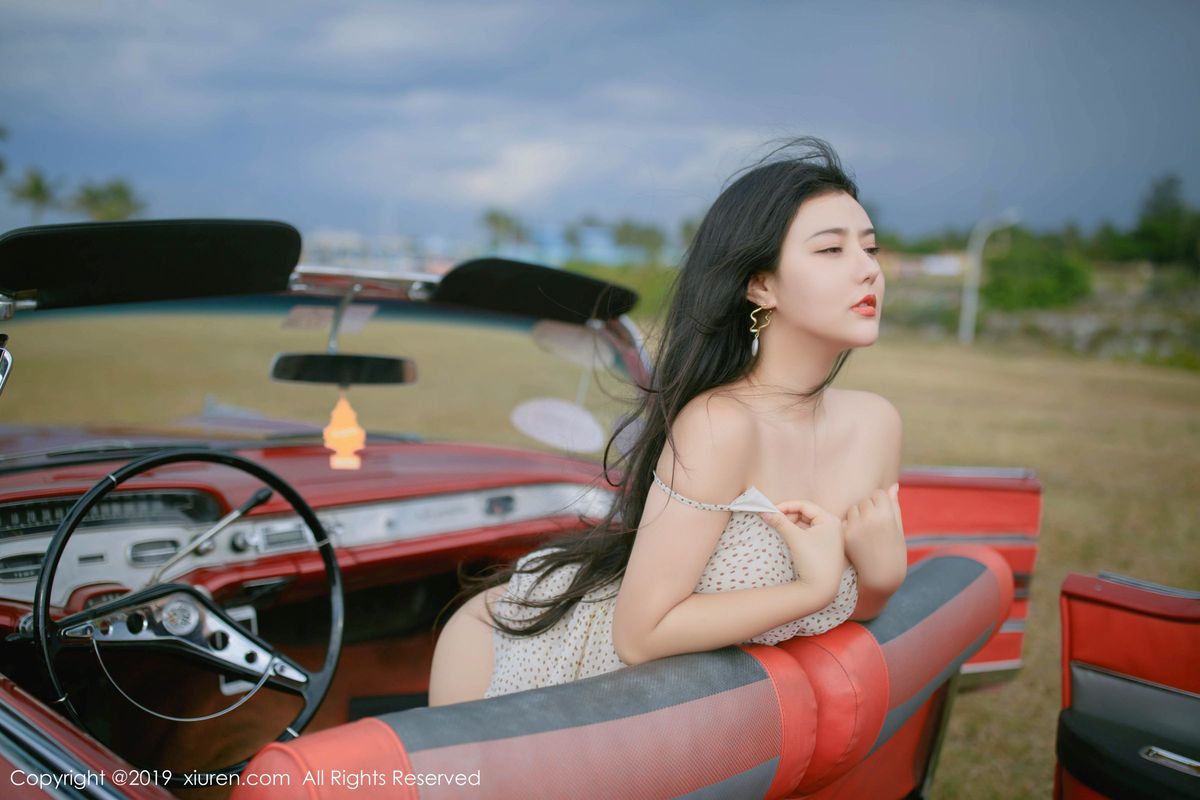 秀人网翘臀女神Manuela玛鲁娜白皙爆乳复古车外拍心愿写真