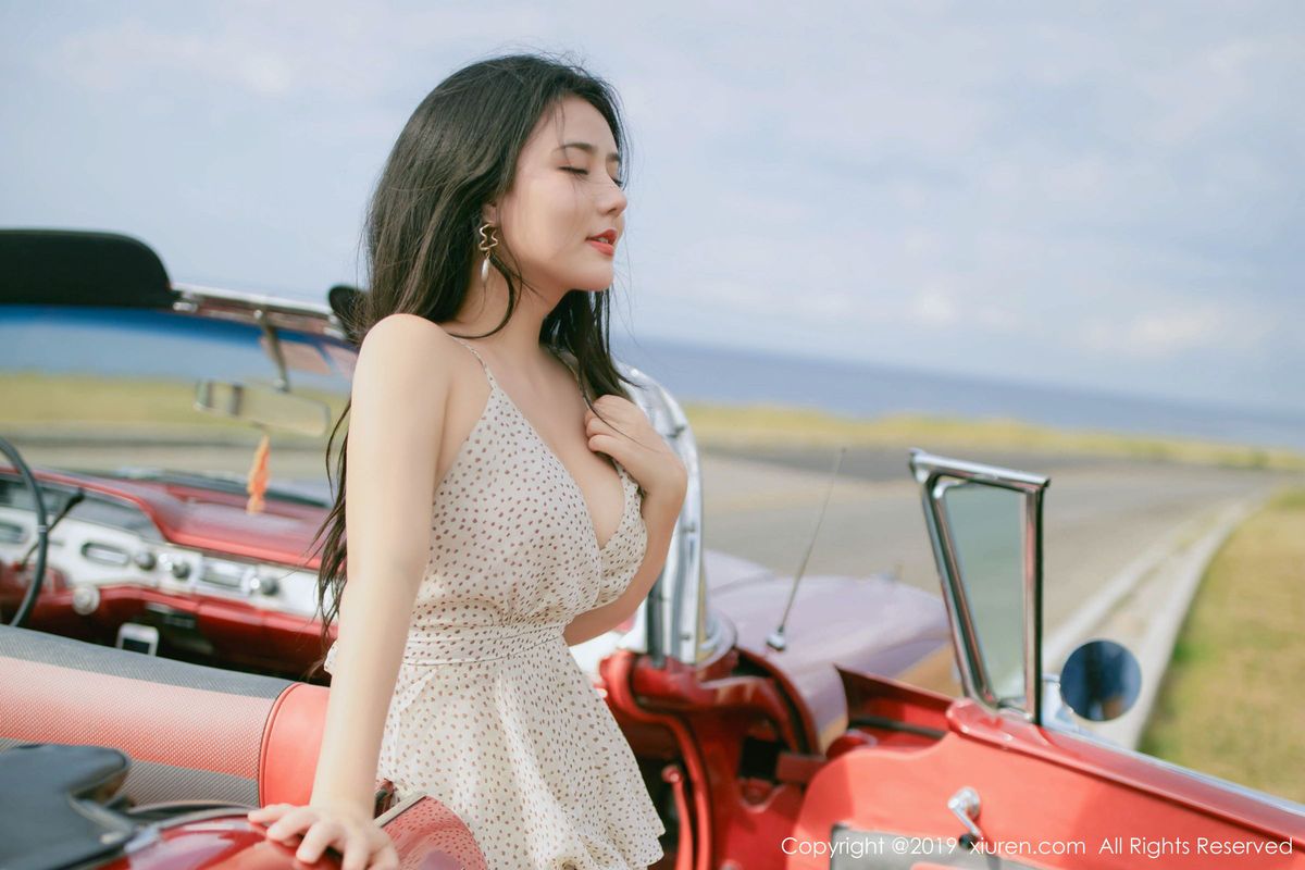 秀人网翘臀女神Manuela玛鲁娜白皙爆乳复古车外拍心愿写真