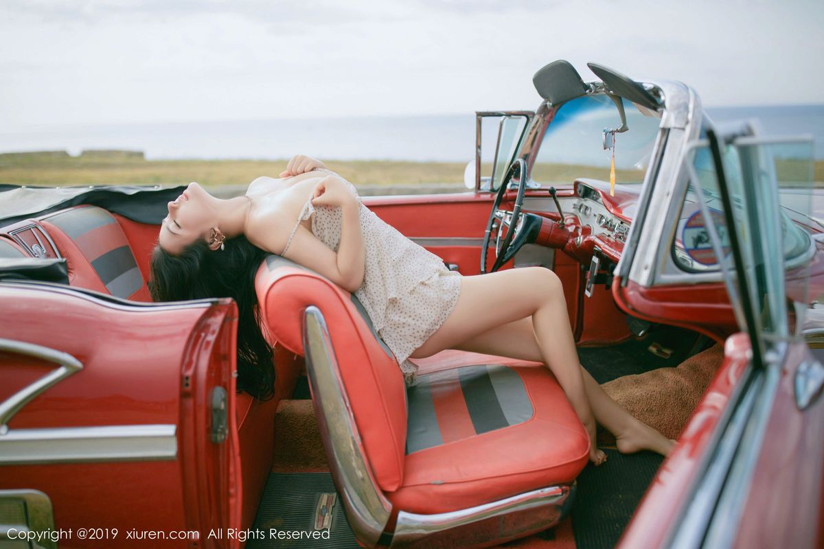 秀人网翘臀女神Manuela玛鲁娜白皙爆乳复古车外拍心愿写真
