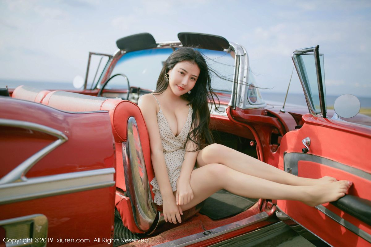 秀人网翘臀女神Manuela玛鲁娜白皙爆乳复古车外拍心愿写真