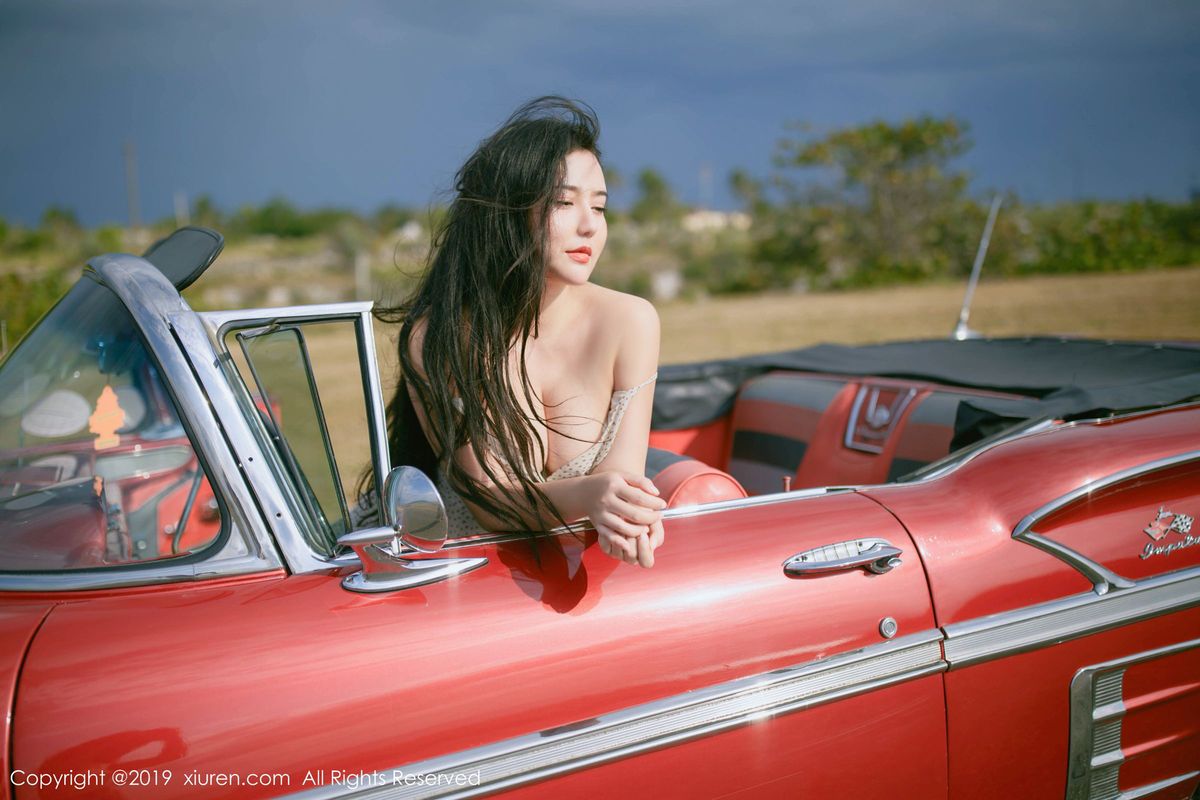 秀人网翘臀女神Manuela玛鲁娜白皙爆乳复古车外拍心愿写真