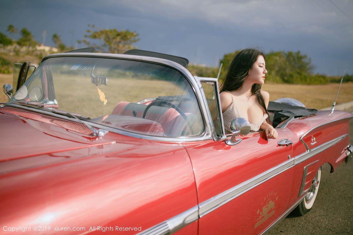 秀人网翘臀女神Manuela玛鲁娜白皙爆乳复古车外拍心愿写真