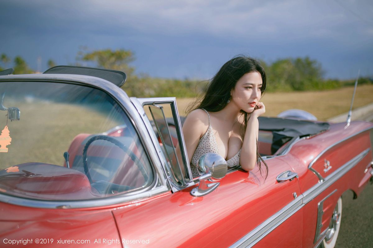 秀人网翘臀女神Manuela玛鲁娜白皙爆乳复古车外拍心愿写真