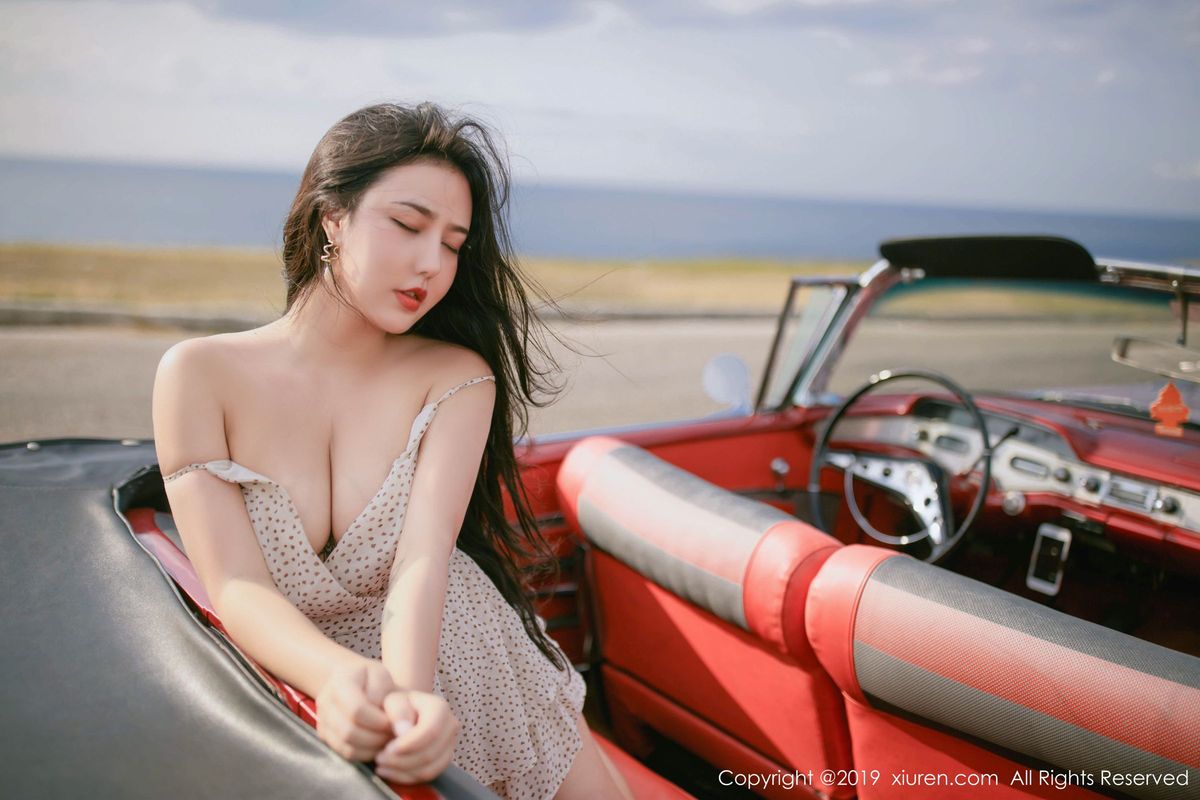 秀人网翘臀女神Manuela玛鲁娜白皙爆乳复古车外拍心愿写真