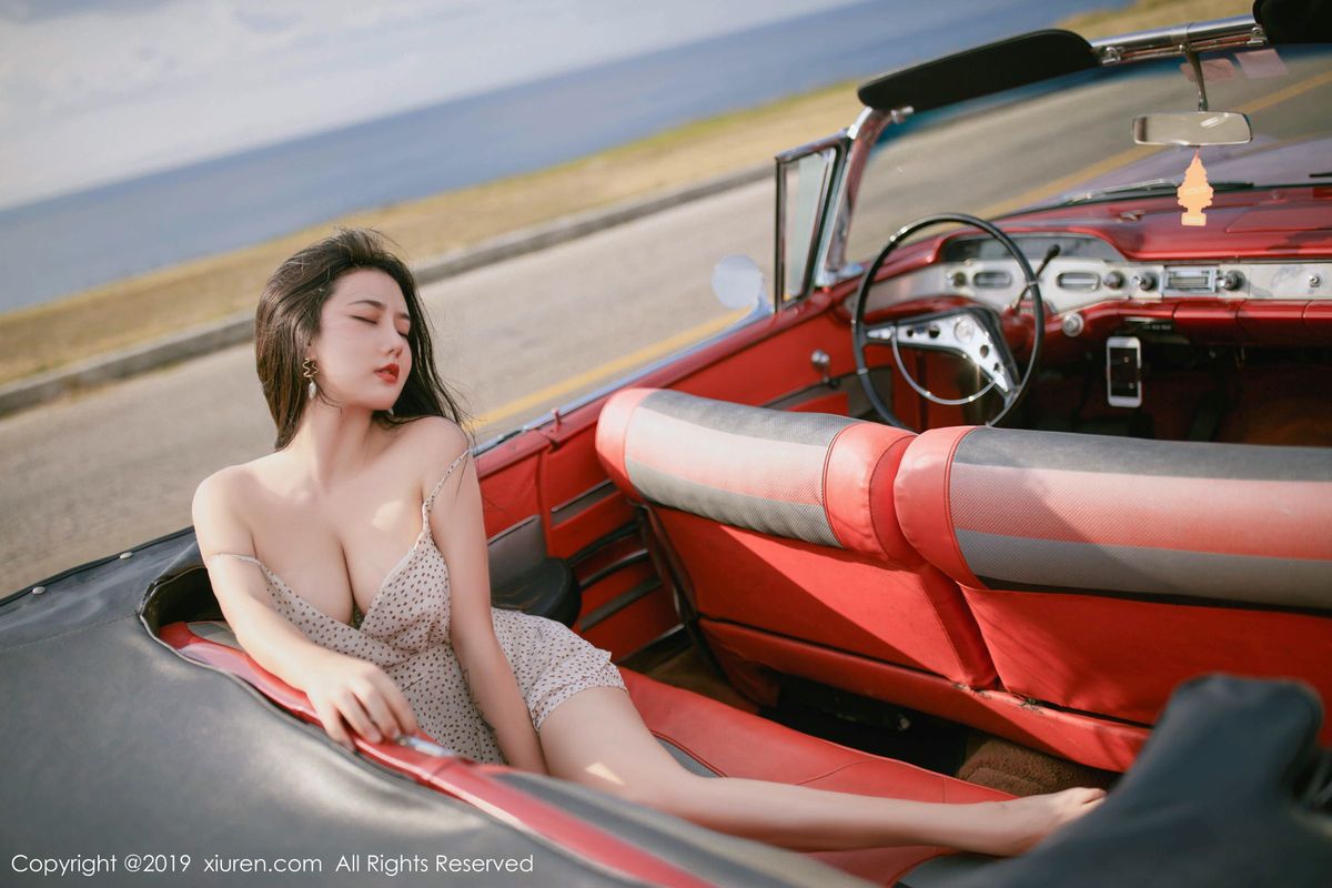 秀人网翘臀女神Manuela玛鲁娜白皙爆乳复古车外拍心愿写真