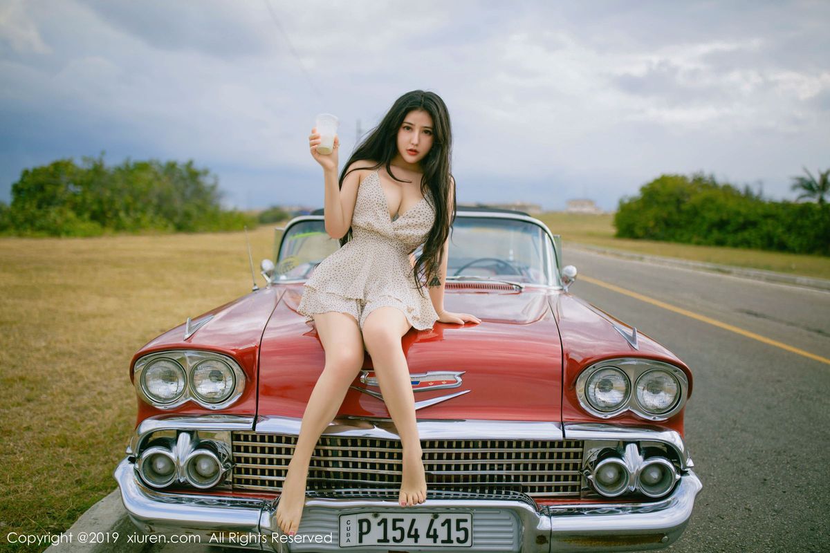 秀人网翘臀女神Manuela玛鲁娜白皙爆乳复古车外拍心愿写真