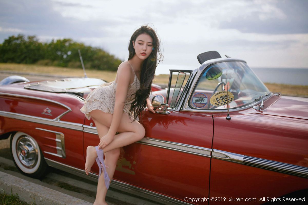 秀人网翘臀女神Manuela玛鲁娜白皙爆乳复古车外拍心愿写真
