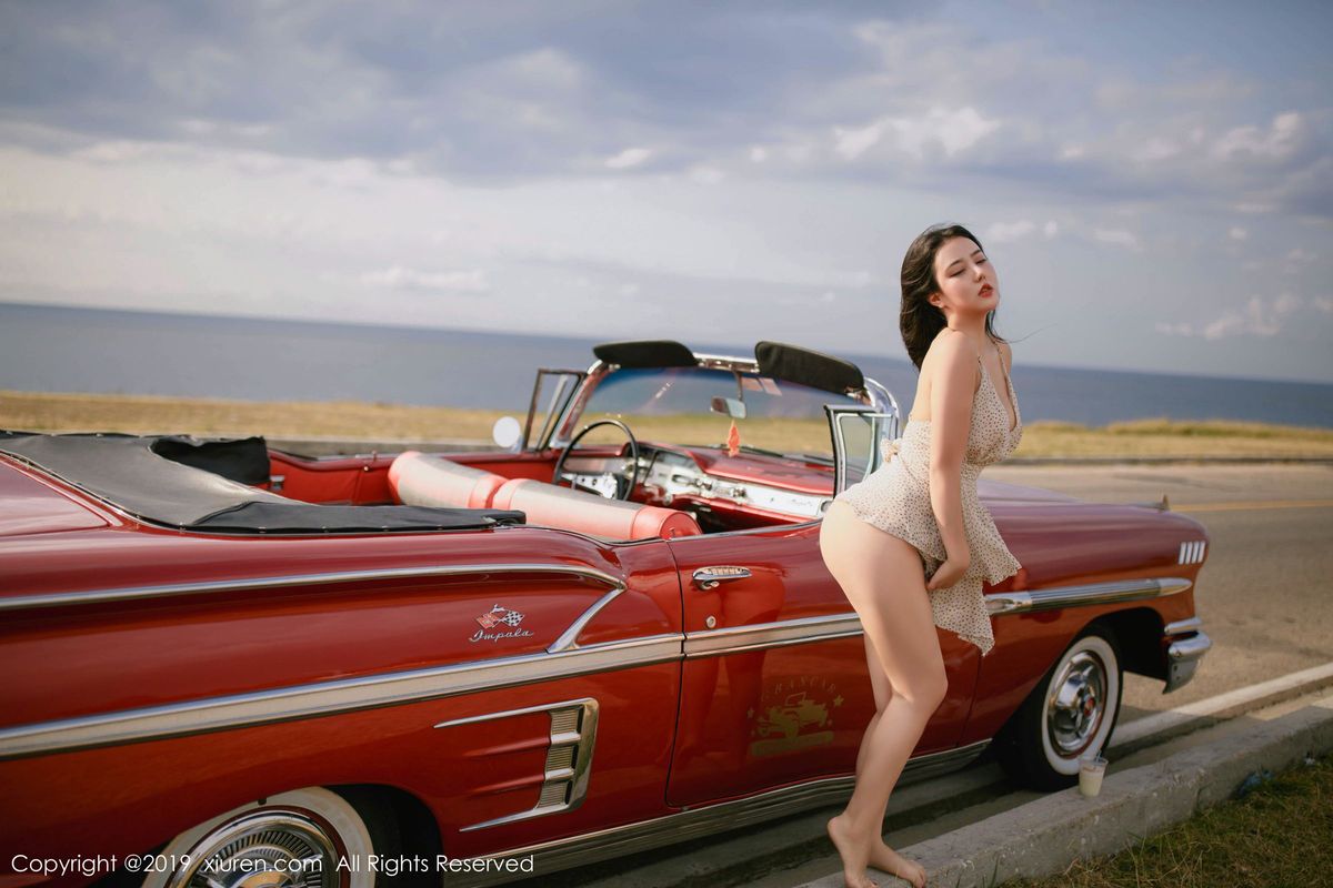 秀人网翘臀女神Manuela玛鲁娜白皙爆乳复古车外拍心愿写真