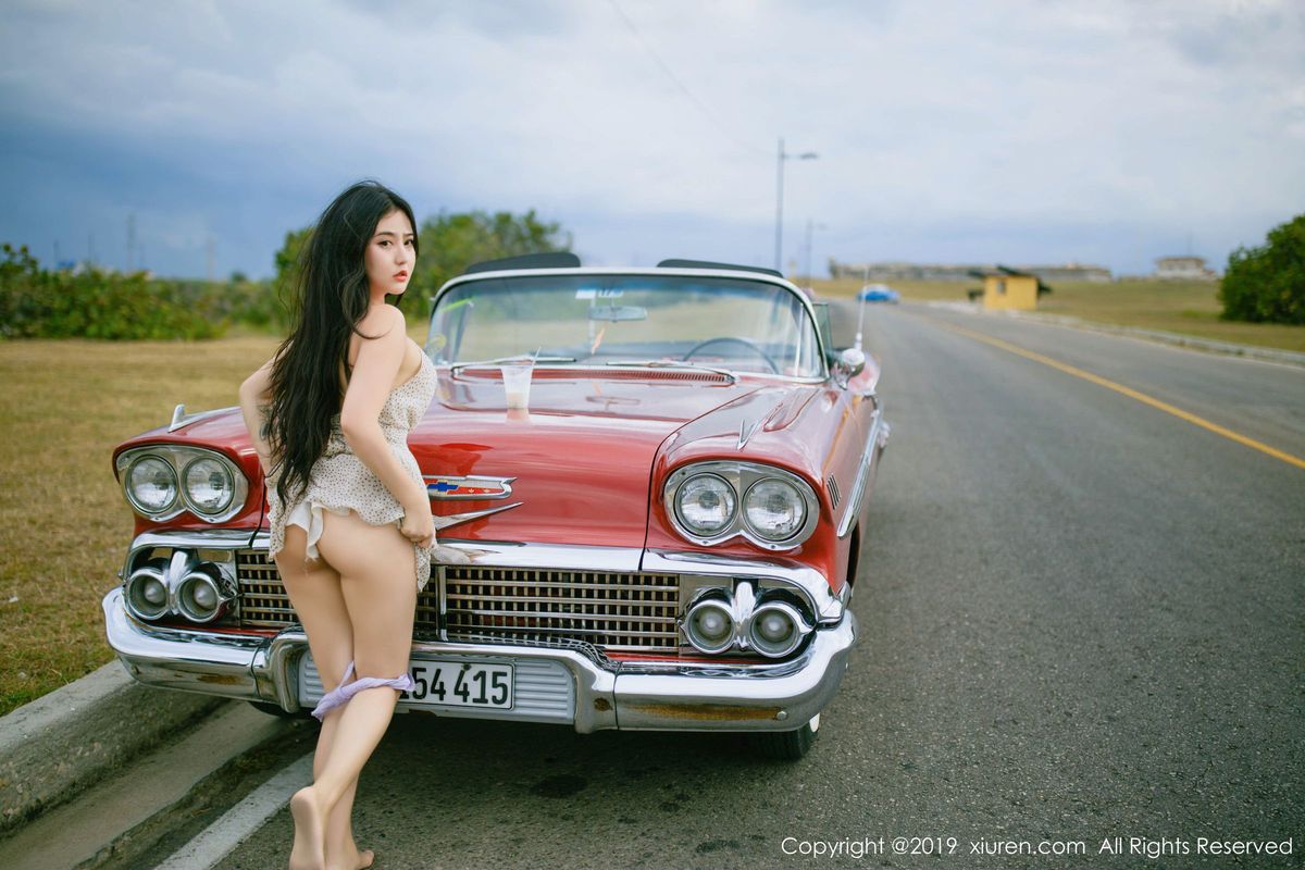 秀人网翘臀女神Manuela玛鲁娜白皙爆乳复古车外拍心愿写真