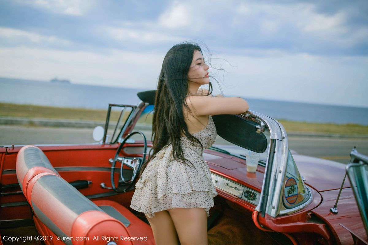 秀人网翘臀女神Manuela玛鲁娜白皙爆乳复古车外拍心愿写真