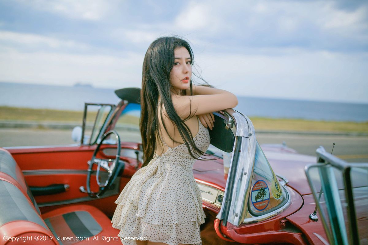 秀人网翘臀女神Manuela玛鲁娜白皙爆乳复古车外拍心愿写真