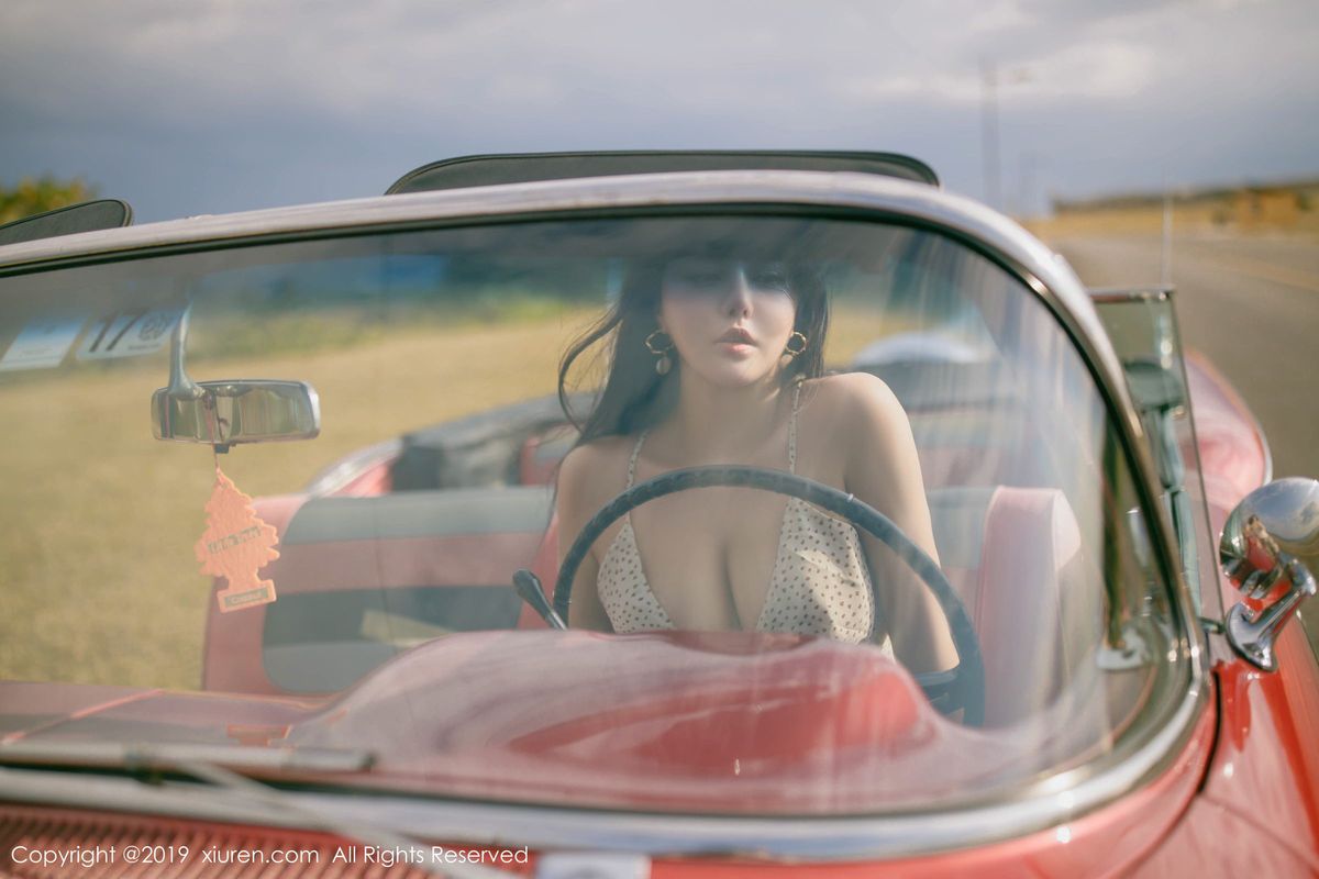 秀人网翘臀女神Manuela玛鲁娜白皙爆乳复古车外拍心愿写真