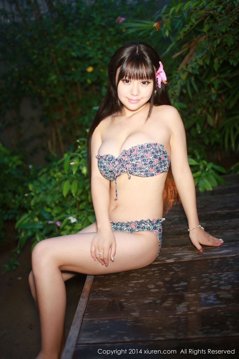 秀人网性感嫩模Barbie可儿童颜巨乳泳池比基尼白嫩美图