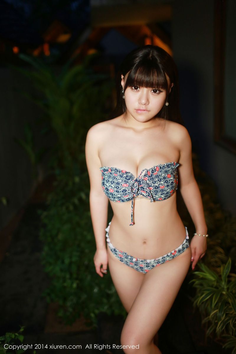 秀人网性感嫩模Barbie可儿童颜巨乳泳池比基尼白嫩美图