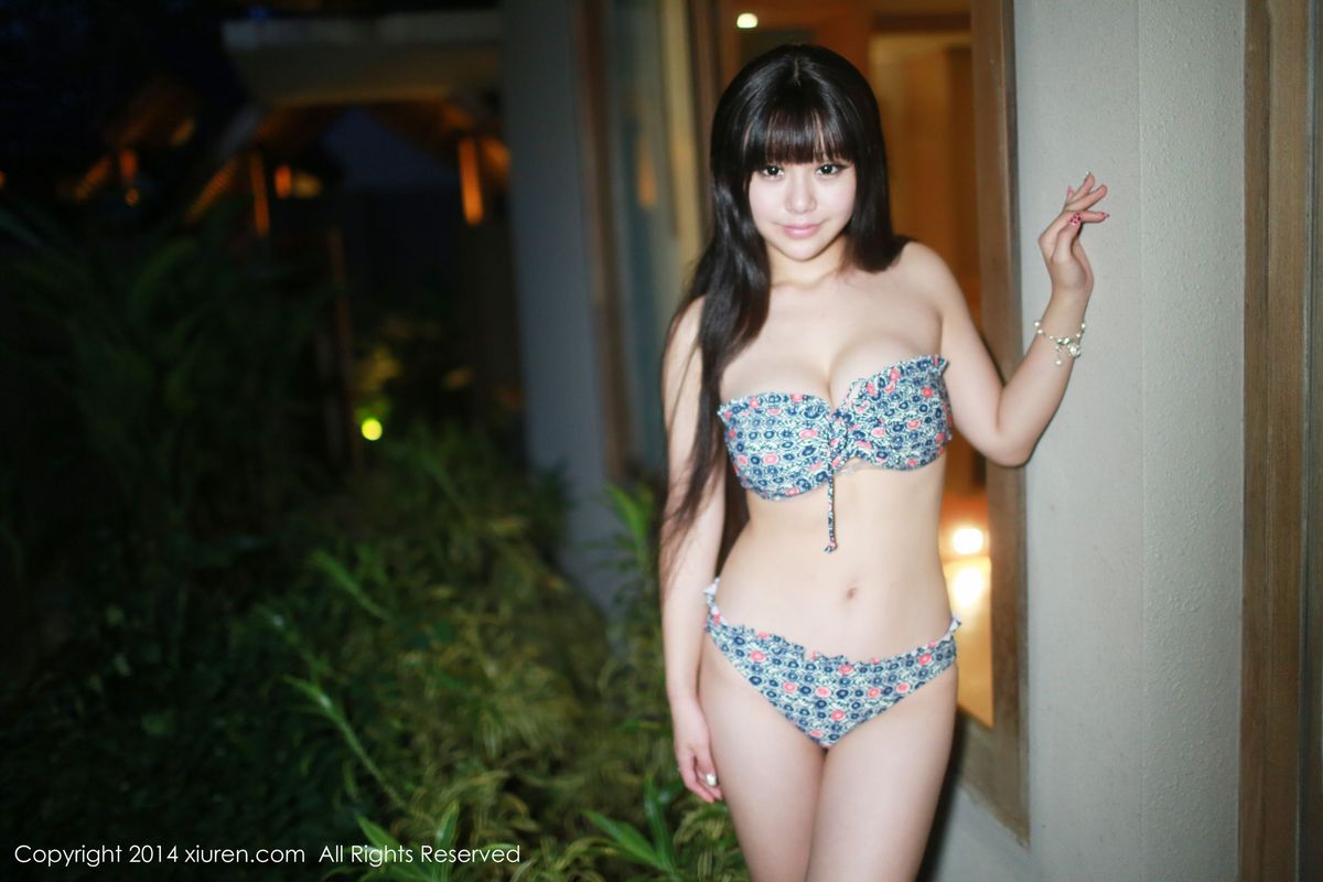 秀人网性感嫩模Barbie可儿童颜巨乳泳池比基尼白嫩美图