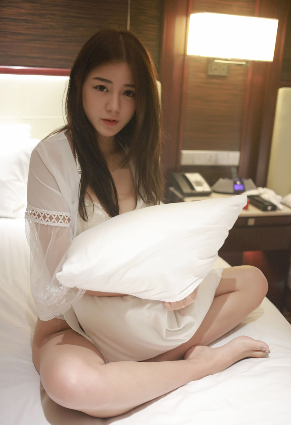 双峰饱满的卤蛋粉色蕾丝诱惑