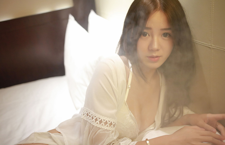 双峰饱满的卤蛋粉色蕾丝诱惑