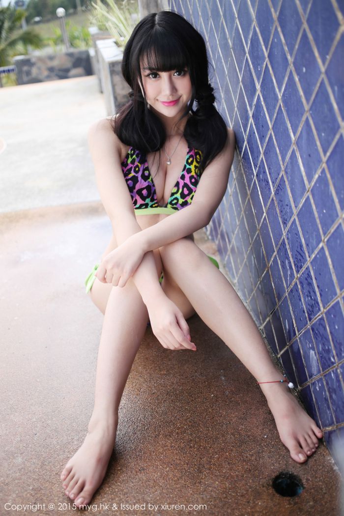 美媛馆养眼美女杨晓青儿泳池比基尼学生装制服诱惑写真