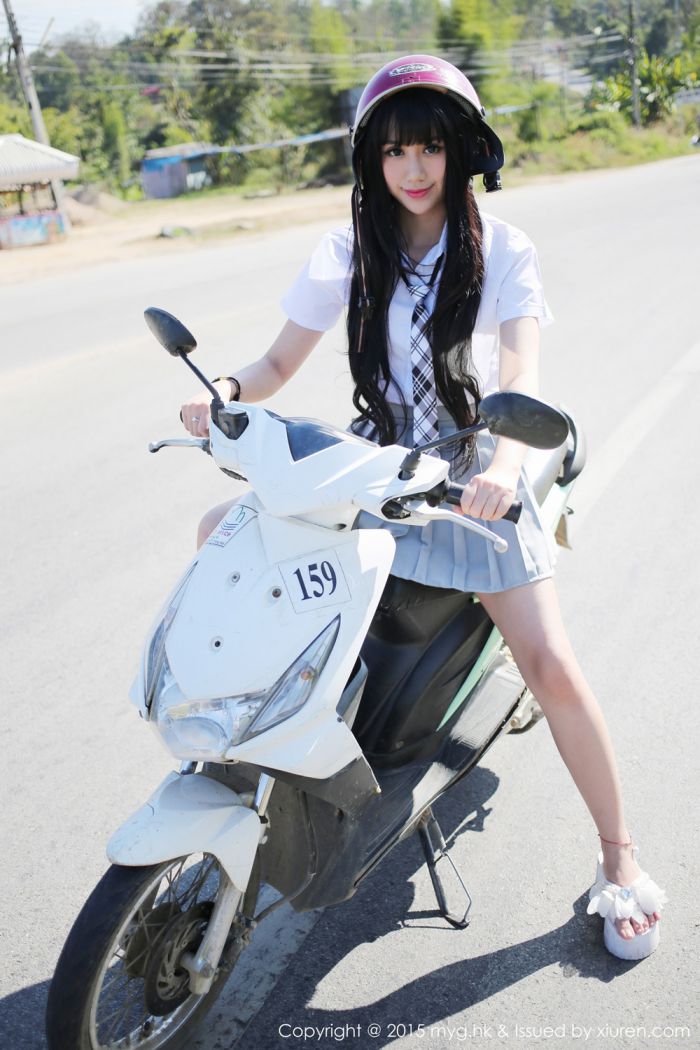 美媛馆养眼美女杨晓青儿泳池比基尼学生装制服诱惑写真