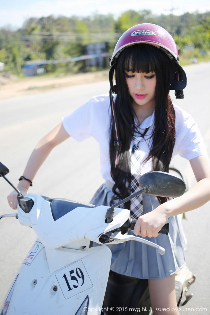 美媛馆养眼美女杨晓青儿泳池比基尼学生装制服诱惑写真