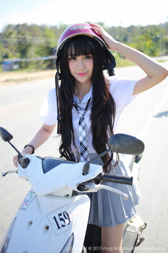 美媛馆养眼美女杨晓青儿泳池比基尼学生装制服诱惑写真