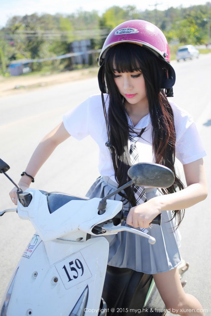 美媛馆养眼美女杨晓青儿泳池比基尼学生装制服诱惑写真
