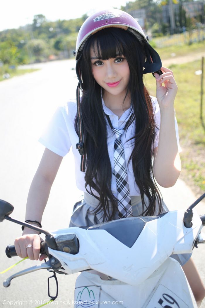 美媛馆养眼美女杨晓青儿泳池比基尼学生装制服诱惑写真