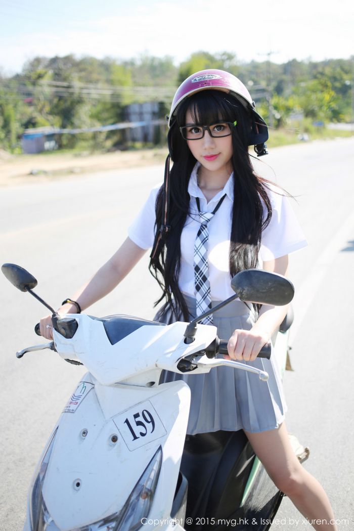 美媛馆养眼美女杨晓青儿泳池比基尼学生装制服诱惑写真