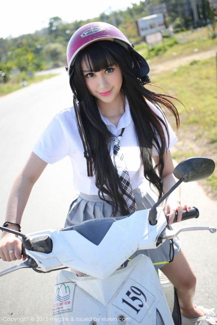 美媛馆养眼美女杨晓青儿泳池比基尼学生装制服诱惑写真