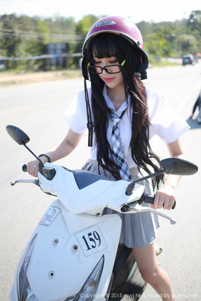 美媛馆养眼美女杨晓青儿泳池比基尼学生装制服诱惑写真