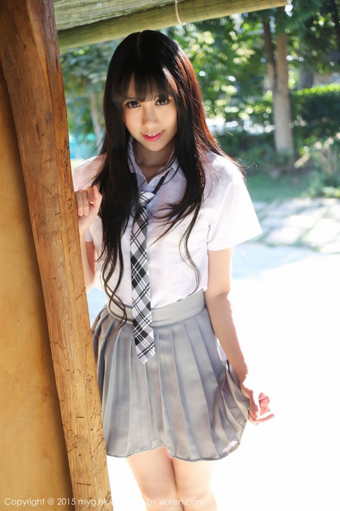 美媛馆养眼美女杨晓青儿泳池比基尼学生装制服诱惑写真