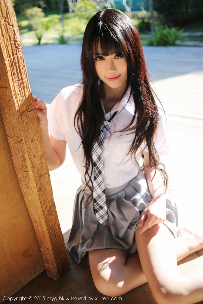 美媛馆养眼美女杨晓青儿泳池比基尼学生装制服诱惑写真