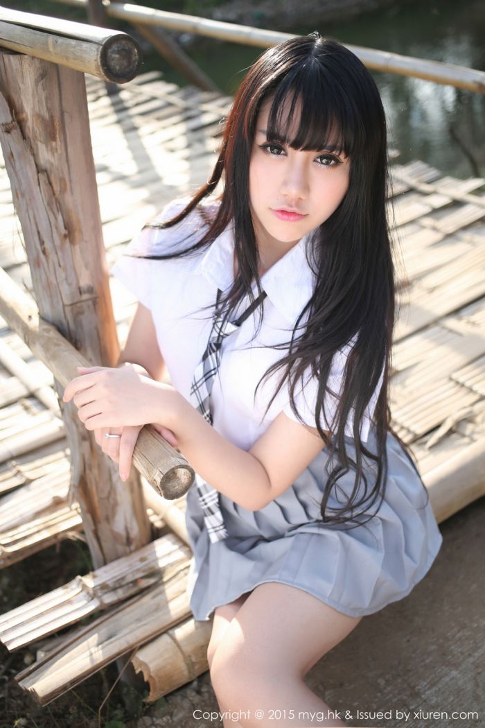 美媛馆养眼美女杨晓青儿泳池比基尼学生装制服诱惑写真