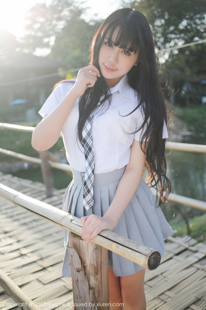 美媛馆养眼美女杨晓青儿泳池比基尼学生装制服诱惑写真