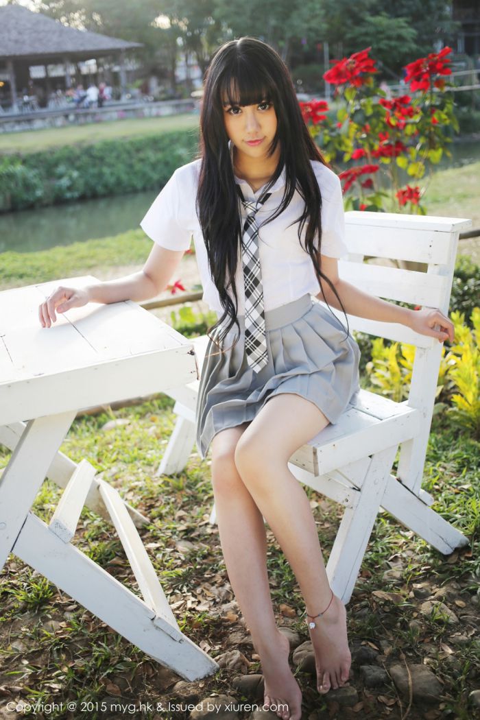 美媛馆养眼美女杨晓青儿泳池比基尼学生装制服诱惑写真