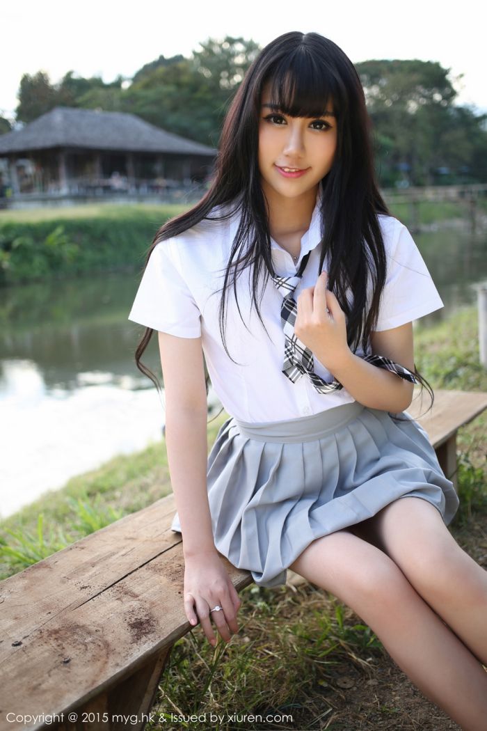 美媛馆养眼美女杨晓青儿泳池比基尼学生装制服诱惑写真