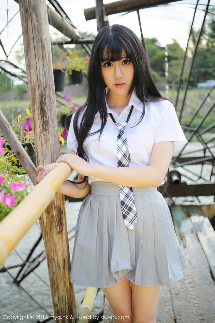 美媛馆养眼美女杨晓青儿泳池比基尼学生装制服诱惑写真